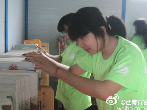 7��20�գ��巿����Đ��ĕ��ݽK��������ʯ�ʹ�W(xu��)У��ӛ�߈F(tu��n)꠆T����Ŭ���²����ꮅ���D��һ��꠆T������D���^����¶������ϲ��Ц����