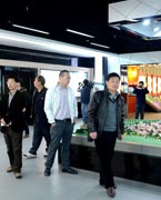 晉江城市展館　　晉江城市展館大樓位于世紀(jì)大道西側(cè)，于2004年12月動(dòng)工建設(shè)，地上四層、地下一層，總建筑面積為18645平方米，項(xiàng)目總投資為7500萬元。