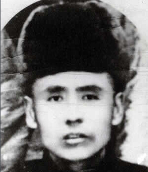 ���F÷��1893��1934�����������|����Ϫ��1931��10����Ѯ�����F÷�������|�������l(w��i)܊�����ڵ��|���P�ǡ�ᶎr���f��һ�����(d��ng)��1932��3�£��|���񱊿��վȇ���(hu��)ί�����F÷��|�����x��܊��28·܊˾����1934��5��30���������F÷����͢�o���I(l��ng)�Ăα��°����(du��)���@��1934��9��28��ҹ�����F÷����܊�ٰ�񽵟oЧ�±�������1935�깲�a(ch��n)�h�l(f��)���ġ���һ���ԡ��У��Q���ǡ���ȇ������|������Ӣ�ۡ���1988�걻׷�J(r��n)�������ʿ��2014��9��1���������������������ĵ�һ��300����������Ӣ�Һ�Ӣ��Ⱥ�w��䛡�