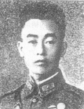 ����t��1905��9�������F��ʡ�󲨿h����1926�꣬�����S��܊�ٌWУ��5�ڲ����ƌW����1937�꣬����t�����ʲ�������������������(zh��n)��ؓ؟���ؼζ�һ�������˔��˶���M������������(zh��n)�󣬗���t�����ʲ��D�Ƶ����֮����(zh��n)���_ʼ�Γ��������܊�{����(y��u)�ݱ�����������t�c������ʿ�����ڽ��u�I������t��������ʿ���c��܊����(zh��n)������ҹ�� 1939��2�£�����t�����ʲ�������𣨲����䣨������·������܊�������Ď��F����(zh��n)�������ұ��������У�����ѳ����