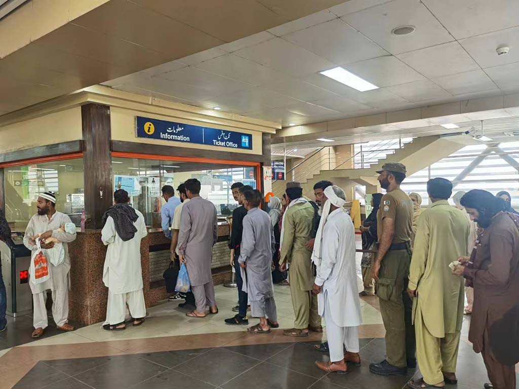 當(dāng)?shù)孛癖娫诶蠣柍染€地鐵里排隊(duì)購票。（人民網(wǎng)記者 石晶攝）