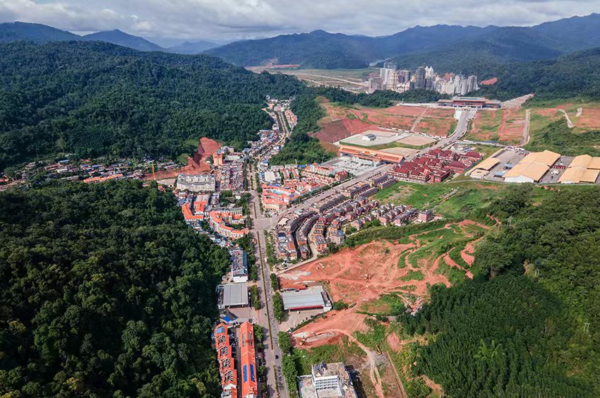 磨憨口岸俯瞰，右前方高層白色建筑群為老撾境內。人民網(wǎng)記者 符皓攝