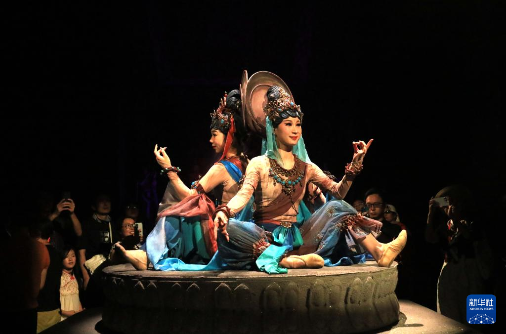 8月5日晚，游客在甘肅省敦煌市觀看大型洞窟式沉浸體驗(yàn)劇《樂動(dòng)敦煌》。 新華社發(fā)（張曉亮 攝）