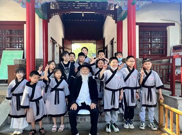 聽孔廟歷史見證人——白胡子爺爺講述臨沂城過去的故事。臨沂市博物館供圖