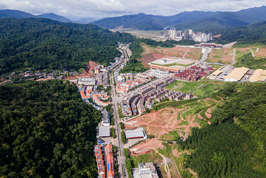 磨憨口岸俯瞰，右前方高層白色建筑群為老撾境內(nèi)。人民網(wǎng)記者 符皓攝