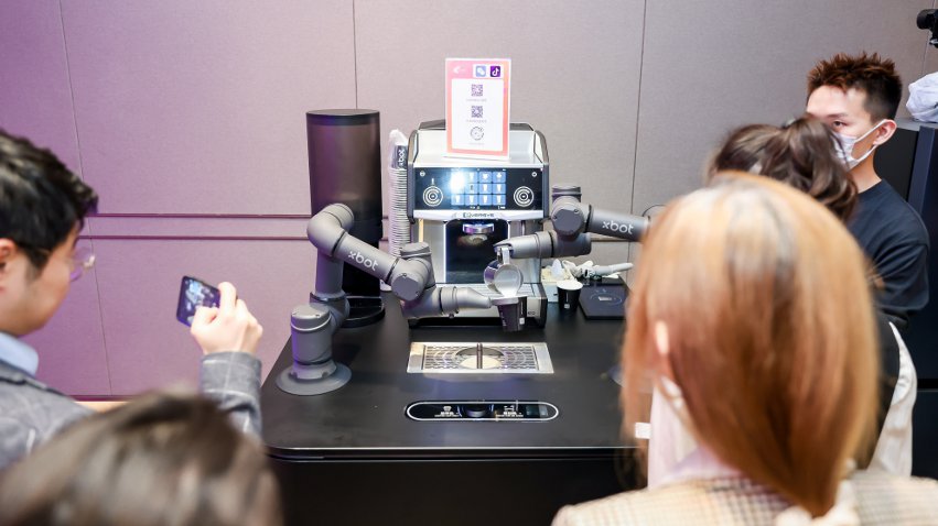 到場觀眾體驗(yàn)如影智能咖啡大師。主辦方供圖