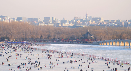 北京頤和園游人如織