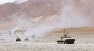 新疆軍區(qū)某團開展遠程機動訓練